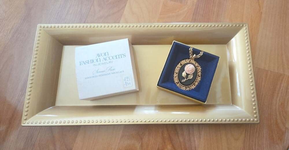 Avon Fashion Accents Serena Rose Mirrored Pendant Necklace